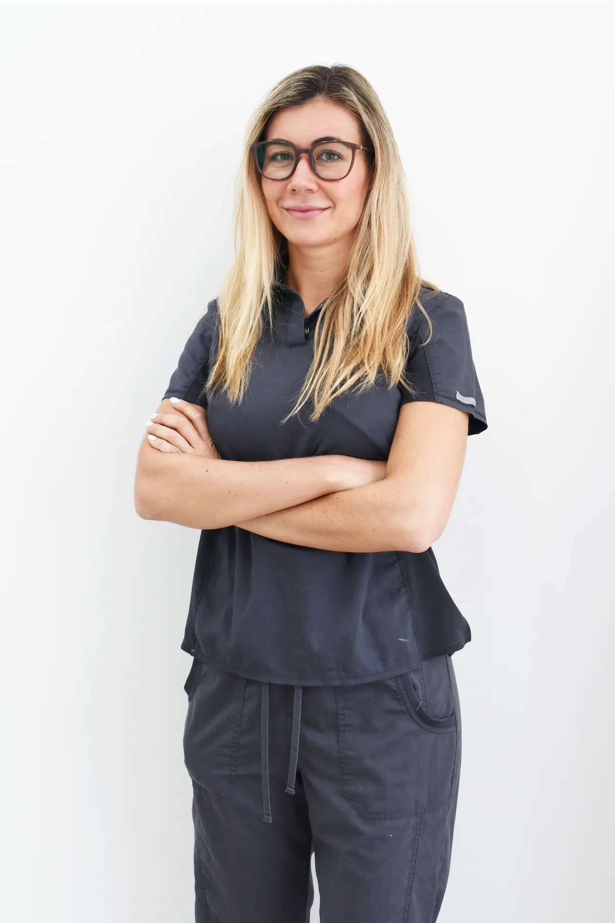 Cristina Álvarez, odontóloga especializada en implantes dentales, periodoncia y endodoncia