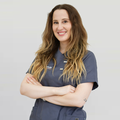 Elisabeth Meseguer, odontóloga especialista en cirugía, implantes y prótesis dentales