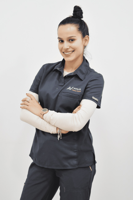 Diana, técnico superior en higiene bucodental y encargada de depósito dental